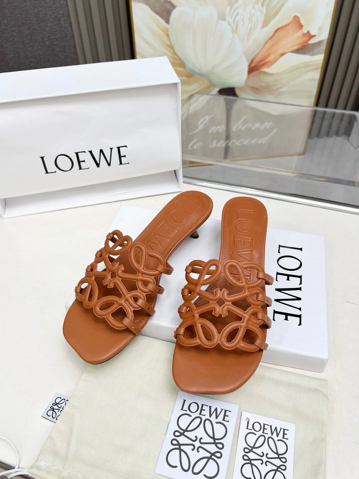 👟👟Ex-factory price 500👟👟 LOEWE 2025 SS summer limited edition hollow slippers, it is a very comprehensive noble fashion brand, highly recommended to all little fairies.   1⃣️Material: Imported cowhide 2⃣️Inner lining: Imported Italian lambskin, super soft and delicate 3⃣️Outsole: Imported Italian original original color genuine leather outsole Heel height 4.5 4⃣️Code number: 35 to 39 (40.41.42.43. Customized)